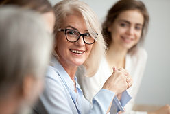 Groupe de personnes échangeant lors d'un atelier de coaching en développement personnel