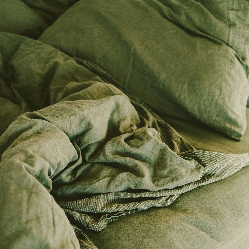 מצעים ירוקים מקומטים, כריות על מיטה, פרטי טקסטיל. Gafni Textile
