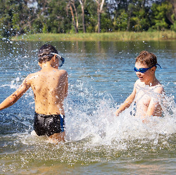 Kinder spielen im Wasser