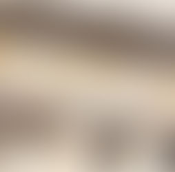 Foto de um prédio escrito BANCO em dourado