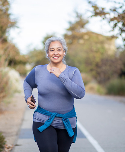 Frau joggt im Freien