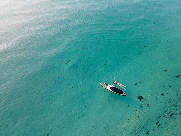 Paddleboard dans l'océan