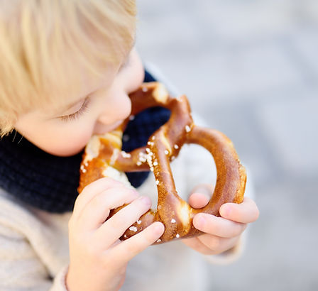 Kind isst Brezel