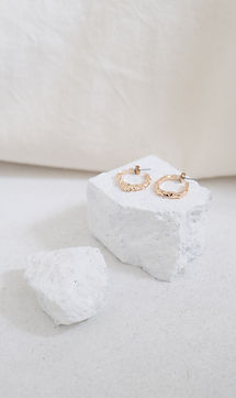 Goldohrringe auf Felsen