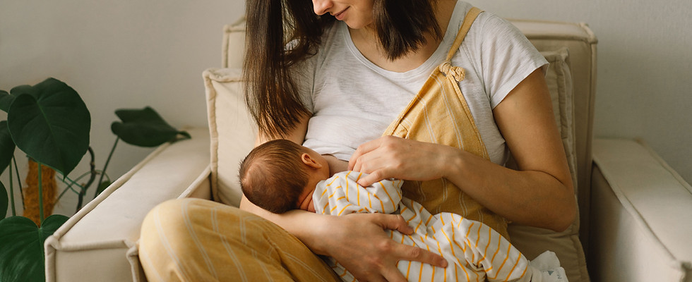 Mutter stillt Baby