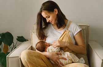Mère allaitant son bébé