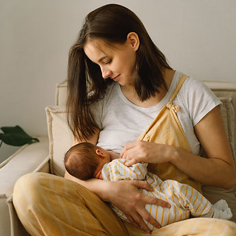 Mutter stillt Baby