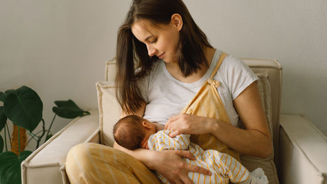 Une maman qui allaiote son bébé