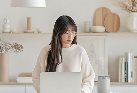 女性の作業デスク