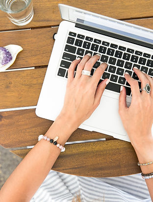 Escribiendo en una computadora portátil