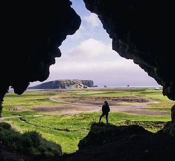 洞窟でのハイキング