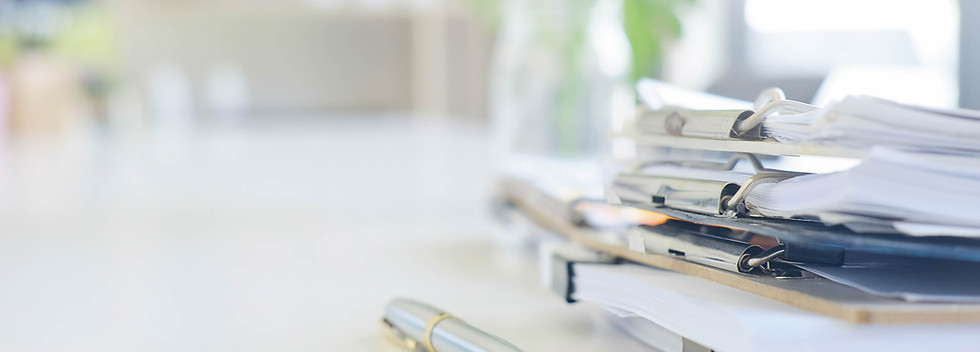 Stylo blanc avec papiers