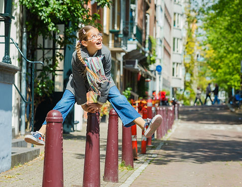 Spelend meisje Amsterdam