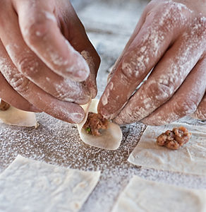 Hände machen Knödel