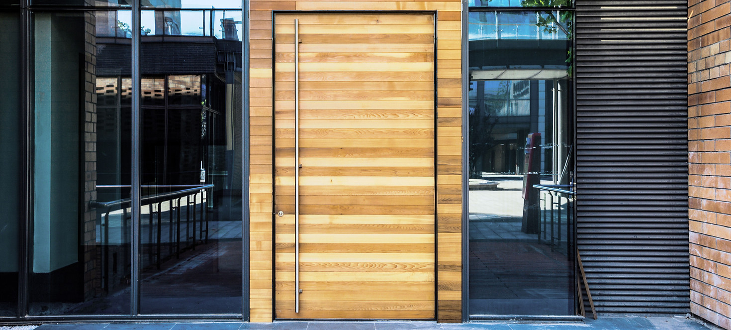 Houten deur naar kantoorgebouw