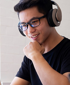 Hombre usando una computadora portátil