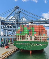 Navire de charge au port
