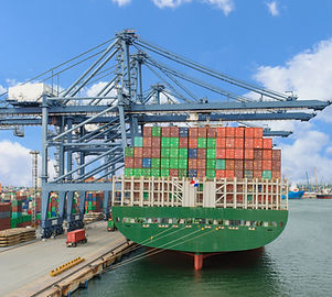 Nave da carico al porto