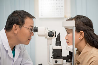 Femme asiatique se faisant examiner les yeux