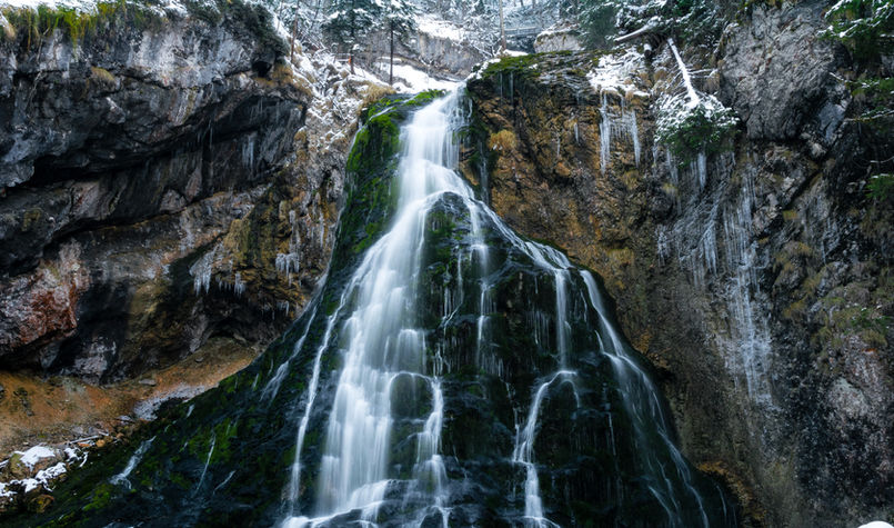 Cascade de Baume-les-Messieurs en crue, site naturel emblématique du tourisme Jura