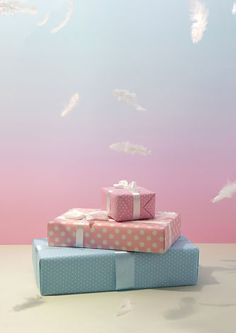 Boîtes cadeaux et plumes