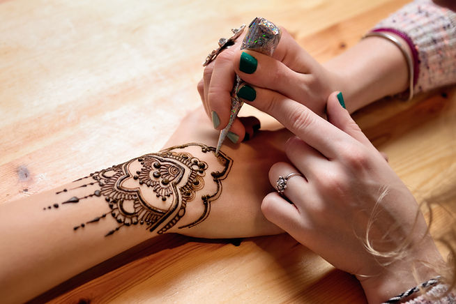 Henna Ontwerp Toepassing