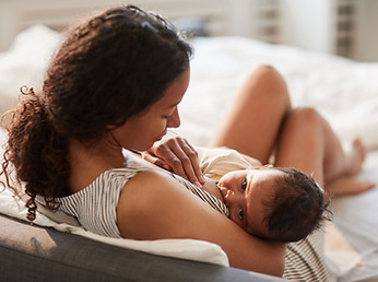 Mère allaitant bébé