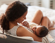 Mère allaitant bébé