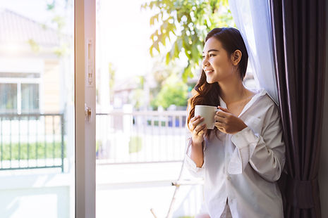 朝のコーヒーを飲む女性