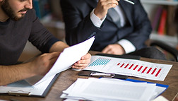 Gjennomgang av rapporter ved skrivebordet