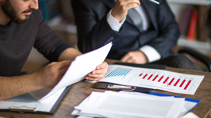 Revisando relatórios na mesa