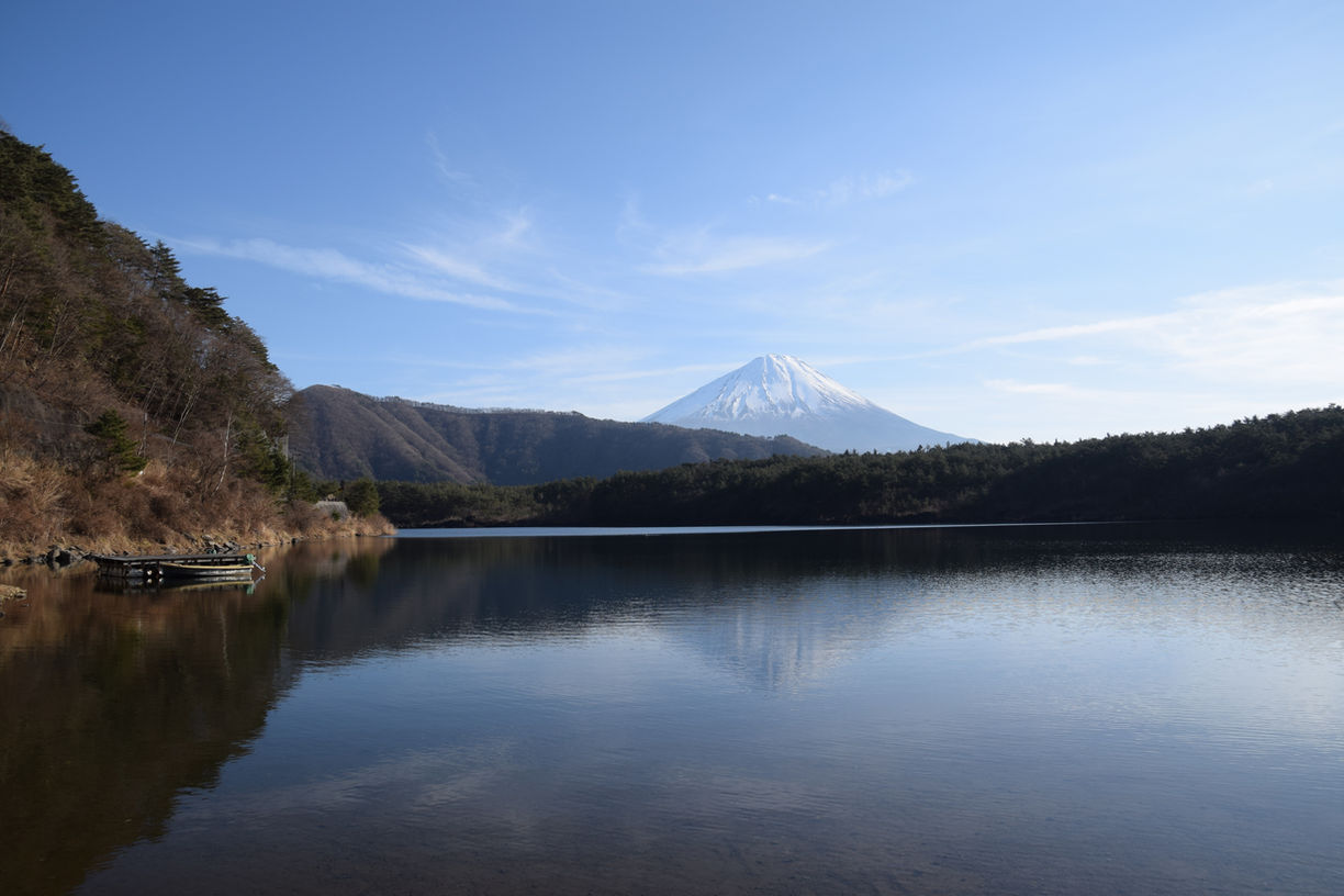 遠くに臨む富士山