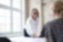 Lachende collega