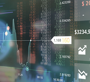 Graphiques de trading sur le moniteur de l'ordinateur