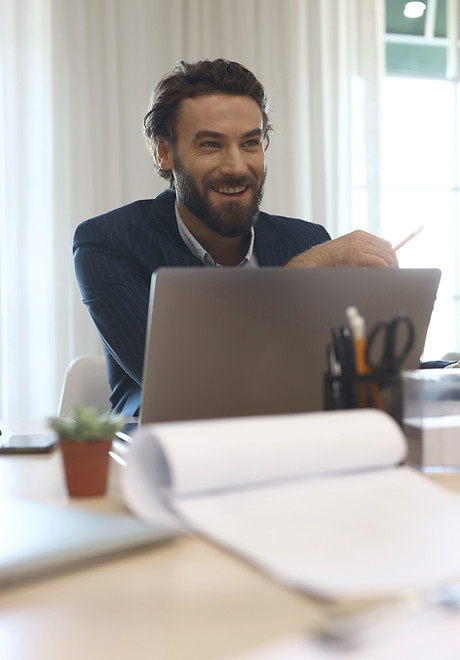 El hombre de negocios sonriendo