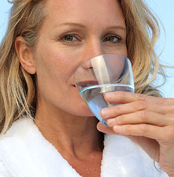 Mulher bebendo água