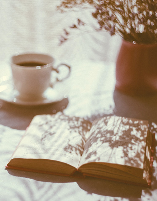 Livro aberto e café