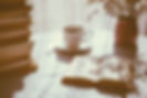 Livro aberto e café