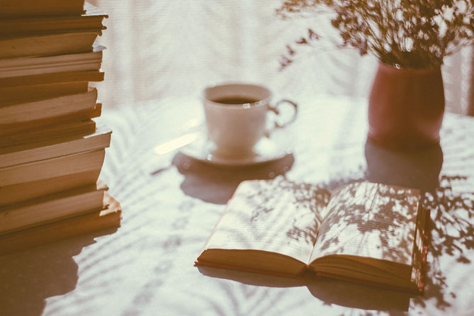 Livro aberto e café