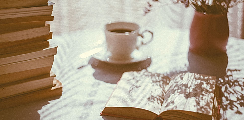 Livro aberto e café