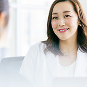 女性 白衣 医師 研究