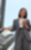 Mujer de negocios en la escalera mecánica