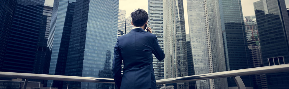 Geschäftsmann beim Telefonieren mit Blick auf die Wolkenkratzer