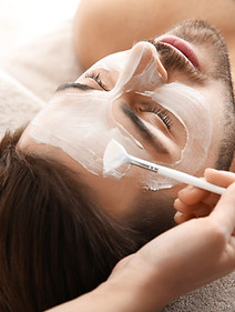 Mann bekommt eine Gesichtsbehandlung, Männer Gesichtsbehandlung, Maske, Gesichtsmaske