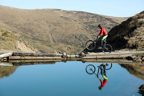 Reflet du cycliste sur l'eau
