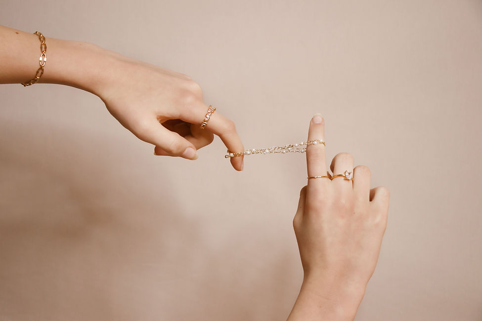 Anéis de ouro e pulseiras de corrente