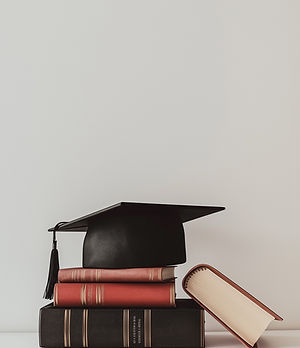 Casquette de fin d'études sur les livres