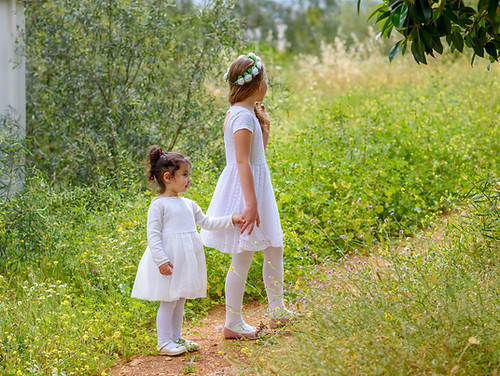Frères et sœurs en robes blanches