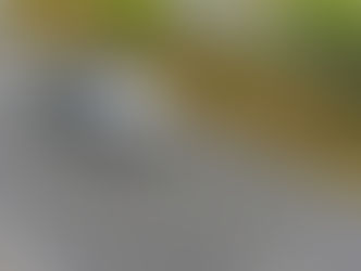 weisses Auto fährt schnell Vogelperspektive