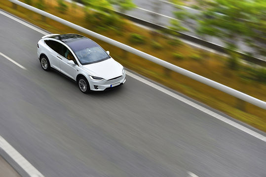 高速公路上的電動汽車